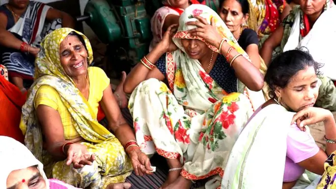 विलाप करतीं महिलाएं