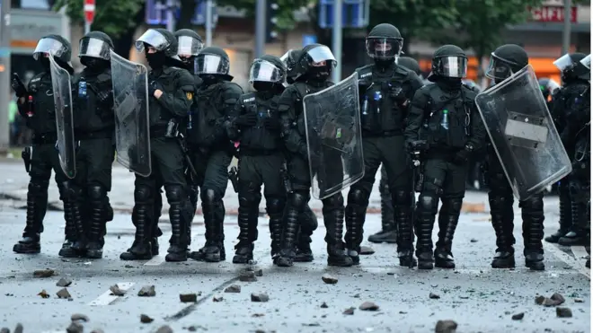 Число пострадавших в Гамбурге полицейских растет