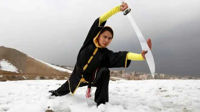 Sima Azimi, de 20 años, es la profesora del club Shaolin Wushu.