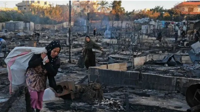 الحريق أتى على مخيم المنية للاجئين السورييين بلبنان بشكل تام