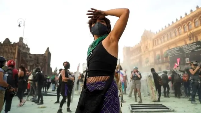 Las manifestantes se enfrentaron con el dispositivo de 1.700 mujeres policías que fue establecido para la marcha del 8 de marzo.