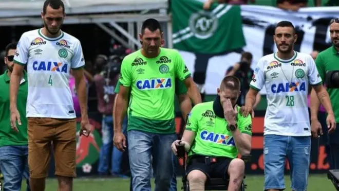 Neto (lkiri), Jackson Follmann (kedua dari kanan) dan Alan Ruschel (kanan) tiba di stadion Arena Conda Chapeco