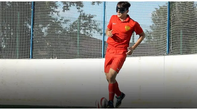 Все игроки здесь носят непросвечивающие очки, чтобы быть в равных условиях.