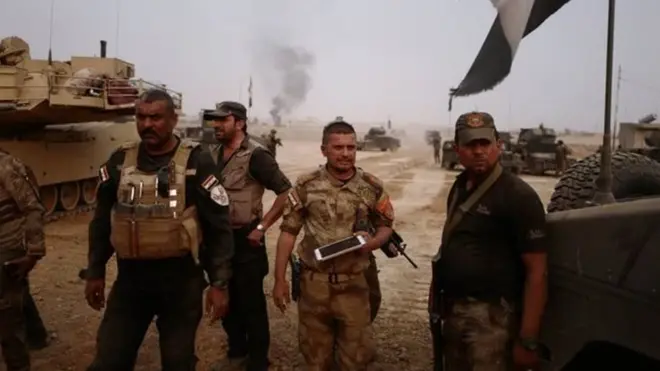 عموماً شیعہ اکثریتی ملیشیاؤں پر مشتمل ان فورسز پر دولتِ اسلامیہ اور سنی اتنہا پسند گروہوں کے خلاف زیادتی کا الزام عائد کیا گیا ہے۔