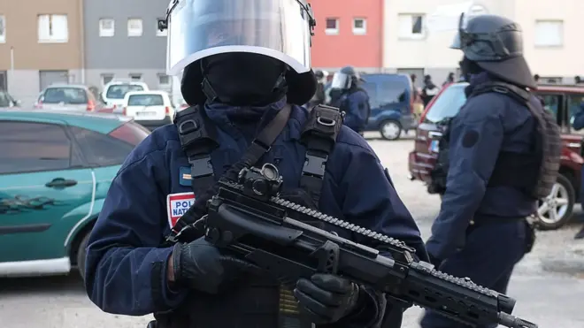 أفراد بالشرطة الفرنسية