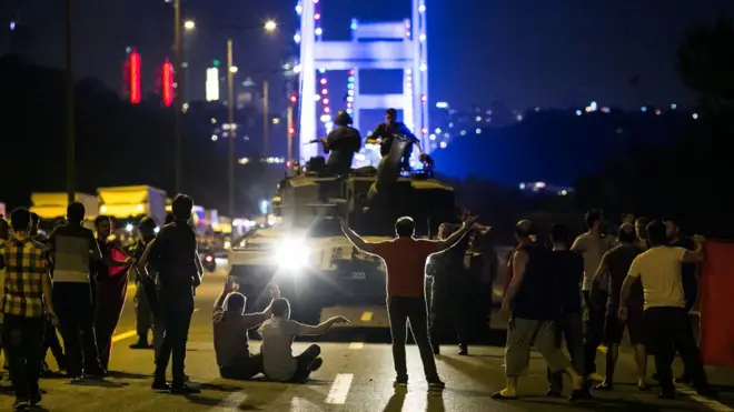 За ночными событиями в Анкаре и Стамбуле внимательно следила вся Турция, в том числе и туристы на курортах