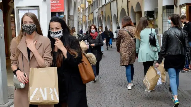يحب الناس "الفرجة على البضائع" في المتاجر لأسباب شتى، تتنوع ما بين لقاء الأصدقاء وصرف الذهن عن مشكلات قد تشغل بالهم