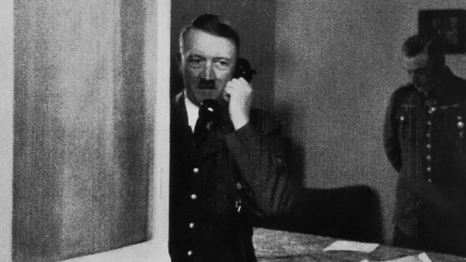 پر ټېلفون د هټلر نوم کښل شوی دی