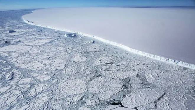El iceberg A68 equivale a cuatro veces el tamaño de Londres. El bloque tiene 160 km de longitud y un grosor de 200 metros.
