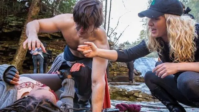 ایلیسیا روڈیز ایک منظر کی کوریوگرافی کرتے ہوئے