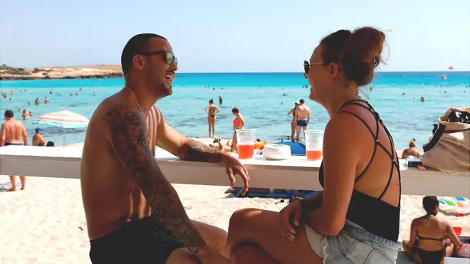 દરિયા કિનારે બેઠેલું કપલ