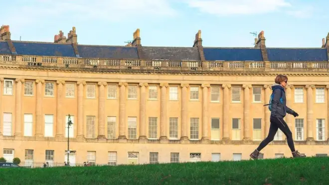 لماذا يؤدي المشي إلى تحسين صحتك وأدائك الوظيفي؟