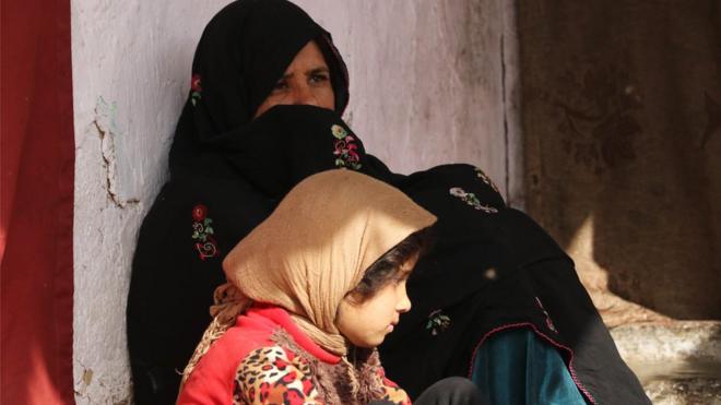 Una mujer y una niña en Afganistán