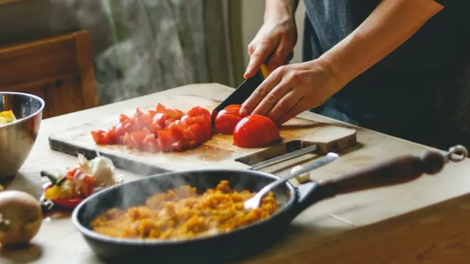 Não usar os mesmos utensílios para manipular alimentos cruz e cozidos é uma das táticas para evitar a contaminação cruzada