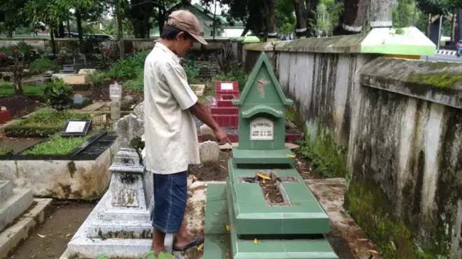 Mulyono, penjaga makam di TPU Giriloyo, Kota Magelang, Jawa Tengah, menunjukkan makam yang dirusak.