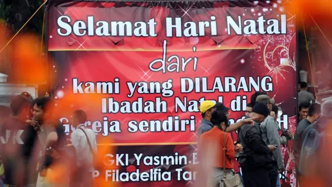 Spanduk Hari Raya Natal di depan Istana Negara dari jemaat gereja GKI Yasmin, 25 Desember 2012