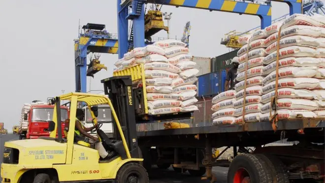 Machines dey off load imported goods for sea port