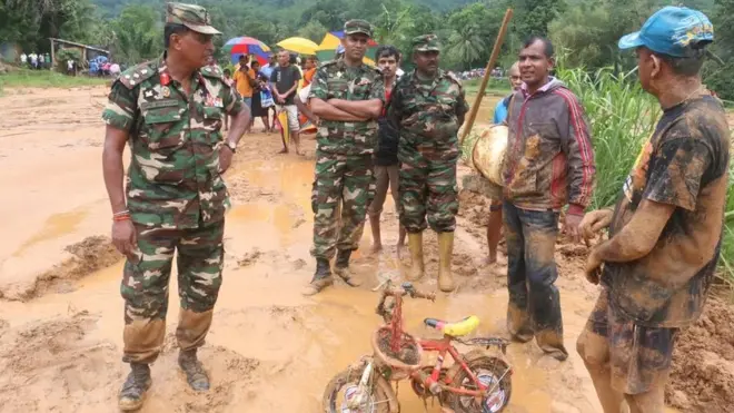 'දැනට මිය ගිය අයගේ සිරුරු දහතුනක් සොයා ගෙන තිබෙනවා. ඊට අමතරව අපට වාර්තා වෙලා තිබෙනවා තව හැත්තෑ පස් දෙනකුගේ තොරතුරු තවමත් සොයා ගැනීමට නැහැ කියලා'