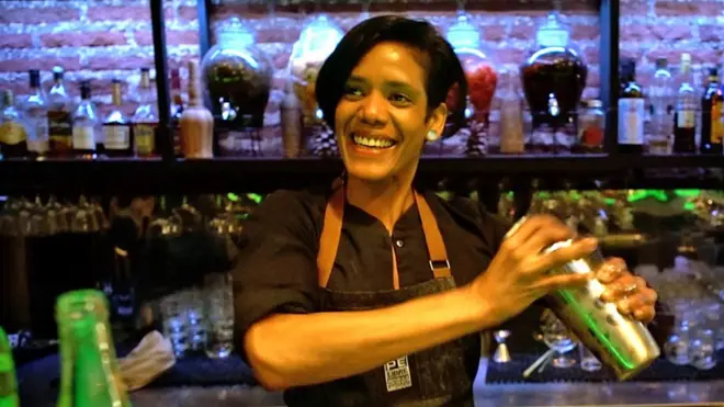 Yissa Rivas, barman del bar CHPE libre
