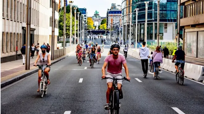 Bisiklet süren insanlar.