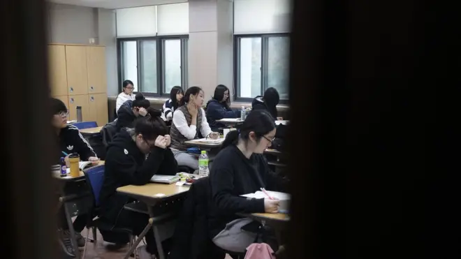 대학 수학능력시험일에는 나라 전체가 수험생들을 위해 느리게, 그리고 조용하게 움직인다.