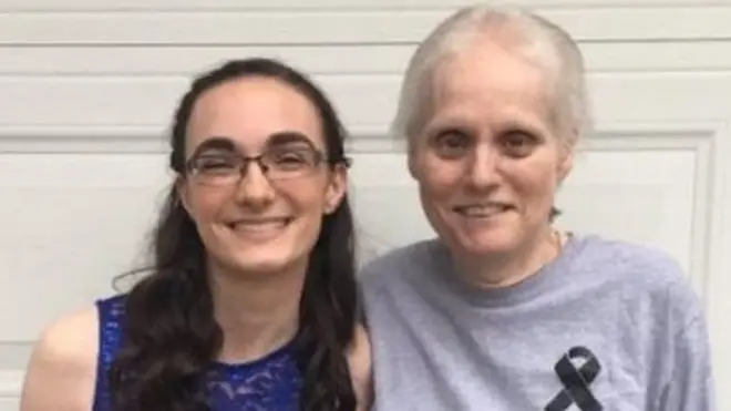 حنّا اپنی والدہ پیگی سمرس کے ساتھ