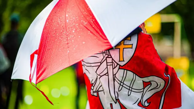 человек с бело-красно-белым флагом