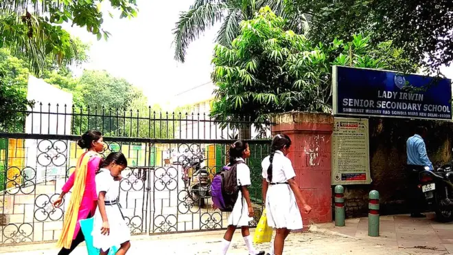 लेडी इरविन सीनियर सेकेंडरी स्कूल में दो हज़ार से अधिक छात्राएं पढ़ती हैं