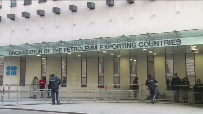 وزیران نفت عربستان و روسیه می گویند که از تعهد کشورهای صادرکننده نفت به کاهش تولیدشان راضی هستند.