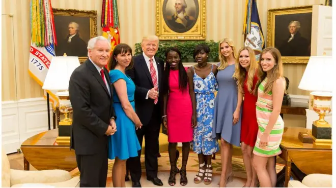 Rais Trump akipiga picha na wasichana wa Chibok siku kadhaa baada ya wasichana hao kufuzukatika masomo yao