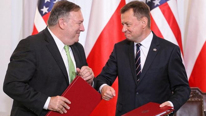 Polish Defence Minister Mariusz Blaszczak (R) and US Secretary of State Mike Pompeo after signing a defence deal