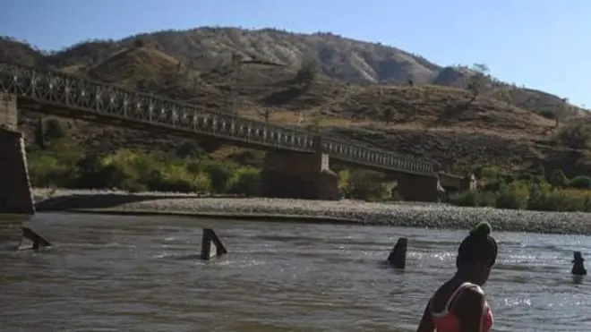 እዚ ኣብ ተከዘ ዝርከብ ድልድል ቅድሚ ኲናት ምውልዑ ዝተሳእለ እዩ