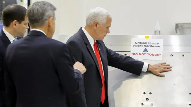 Wapres AS, Mike Pence, menyentuh peranti NASA dalam kunjungan ke Kennedy Space Center, 6 Juli 2017