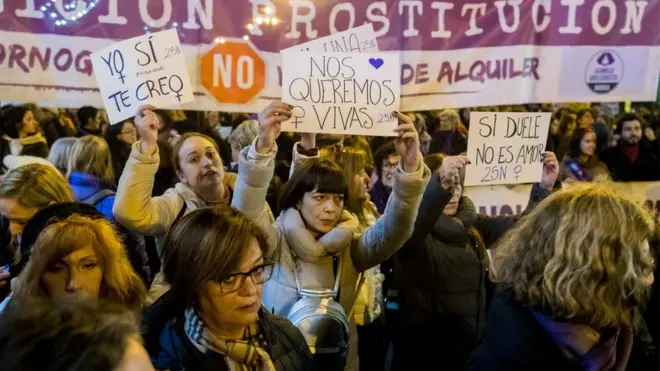 من الاحتجاجات النسوية إحياء لليوم العالمي للقضاء على العنف ضد المرأة العام الماضي