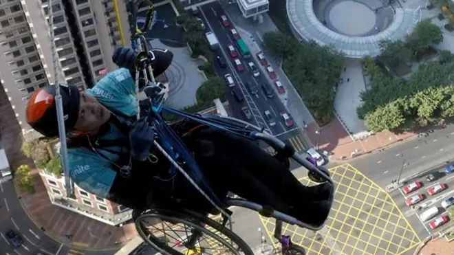 Cadeirante escalando a Torre Nina em Hong Kong