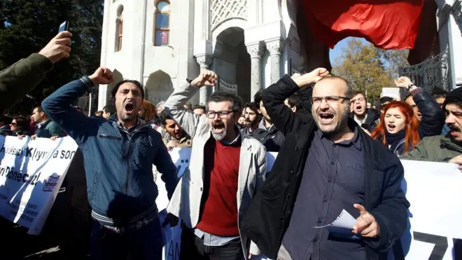 İstanbul Üniversitesi'nde geçen hafta düzenlenen, bazı akademisyenlerin ihracına karşı gösteri.