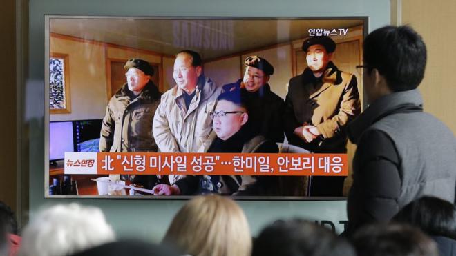 韩国民众在电视前看金正恩的报导（资料图片）