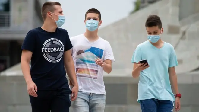 Ingimbi zambaye agapfukamunwa i Belgrade muri Serbia