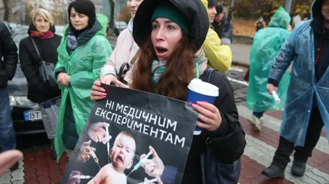 Учасниця першого мітингу антивакцинаторів 3 листопада, Київ