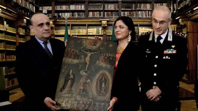El ministro de Cultura de Italia, Alberto Bonisoli (izq.), la secretaria de Cultura de México, Alejandra Frausto Guerrero, y el comandante Giovanni Nistri, de los Carabineros para la Protección del Patrimonio Cultural (CPT)