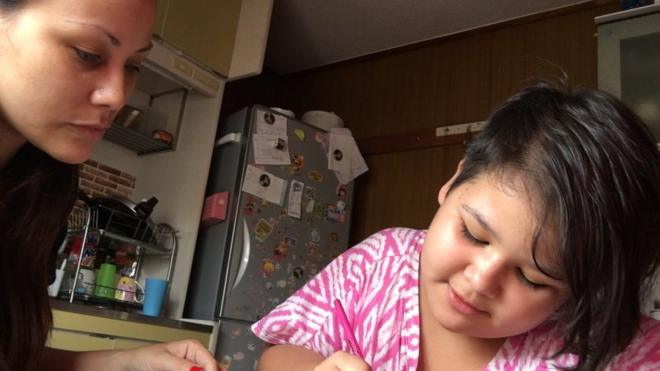 Arianne e a filha Hayenne, que ainda não pode frequentar a escola por causa do diagnósticor7 esportesautismo