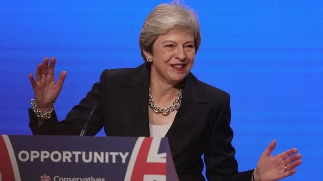 英國首相特里莎·梅在ABBA音樂聲中手舞足蹈登上保守黨2018年會。她再增加海外投資者未來購房稅的提議有吸引本國年輕人的意圖。