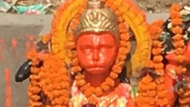 मूर्ति तोड़े जाने के बाद लगी नई मूर्ति