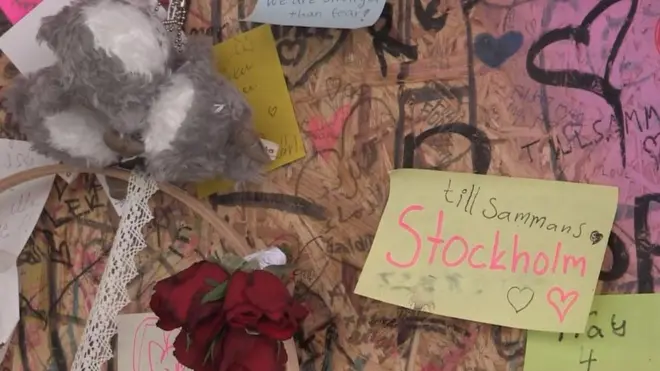 Стена памяти по погмбшим во время нападения в Стокгольме