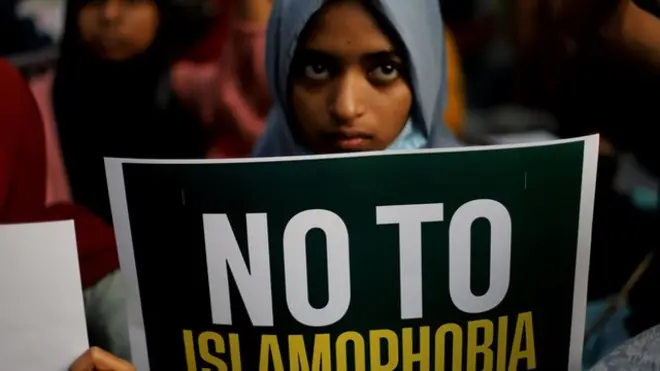 घृणाविरुद्ध निकालिएको एउटा र्‍यालीमा एक मुस्लिम युवती