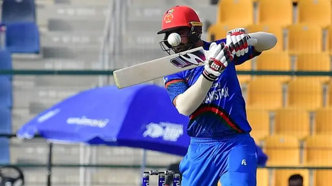 د کرېکټ د اوسنیو مشهورو ټولو لوبو سره ددې لوبو توپیر دا دی چې شل اوریزې دي، خو هر اوور يې پنځه توپه او لوبډله يي اته لوبغاړي لري.