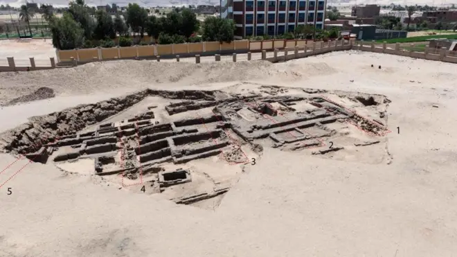 حديثا أعلنت وزارة السياحة والآثار المصرية عن اكتشاف ما وصفته "بأقدم مصنع للبيرة في التاريخ"