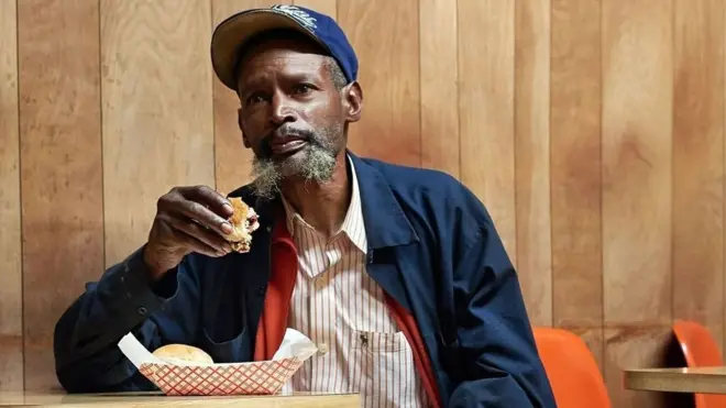 Carlos White sudah menjadi pelanggan kedai Big Apple Inn sejak 50 tahun lalu.