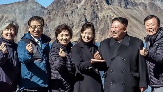 Korean presidents form a heart symbol with their fingers