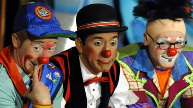 یہ سرکس اپنے بلند بانگ نعروں کے سبب مقبول خواص و عام تھا